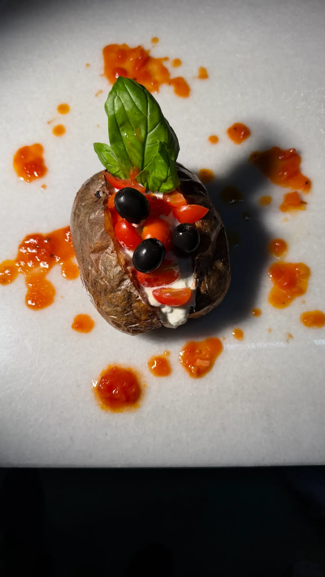 Patata asada con toppings frescos